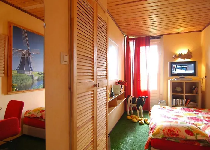 לינה וארוחת בוקר Tulip Gallery 3*